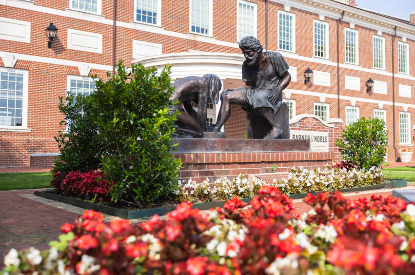 servant leadership statue outside of Blackaby Hall in Dallas, Texas